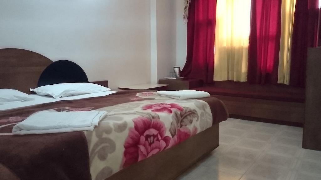 Hotel Maharaja Katra  Zimmer foto